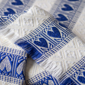 Stolnjak srce plavo bijela