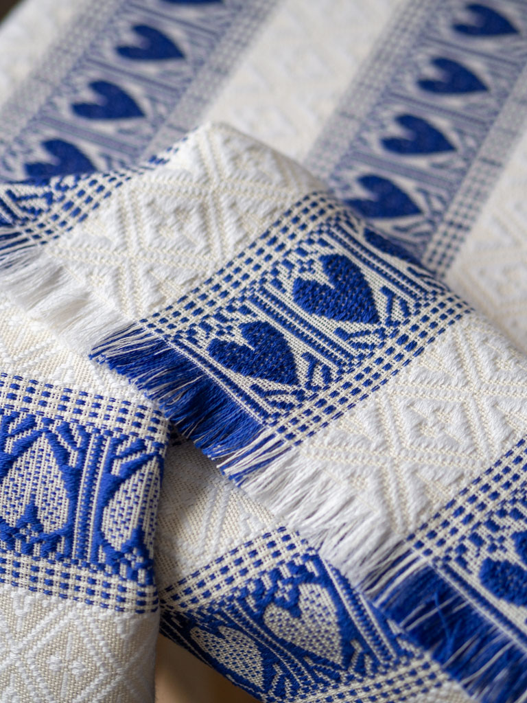 Stolnjak srce plavo bijela